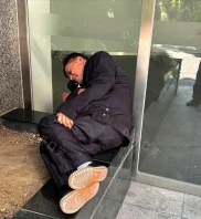 炒股老头：80岁爷叔流浪街头，养老钱亏光仍执迷分红