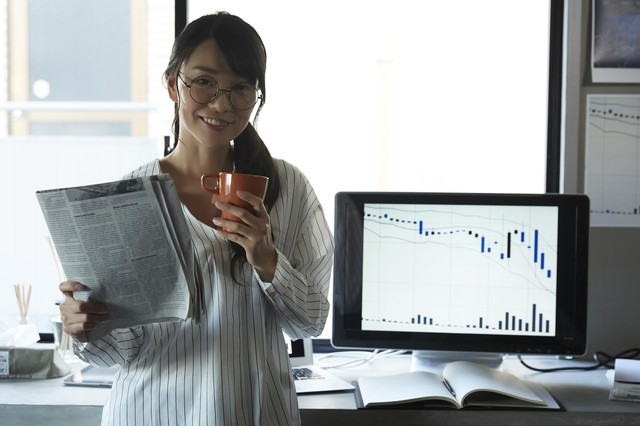 大学生炒股赚钱的多吗_通过财务知识股票投资_电视剧大时代丁蟹炒股