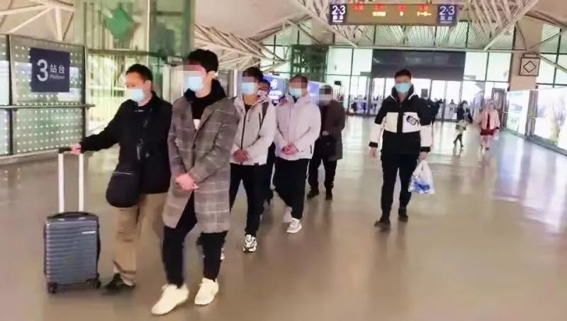 荐股老师骗局_炒股惨痛经历_虚假平台诈骗