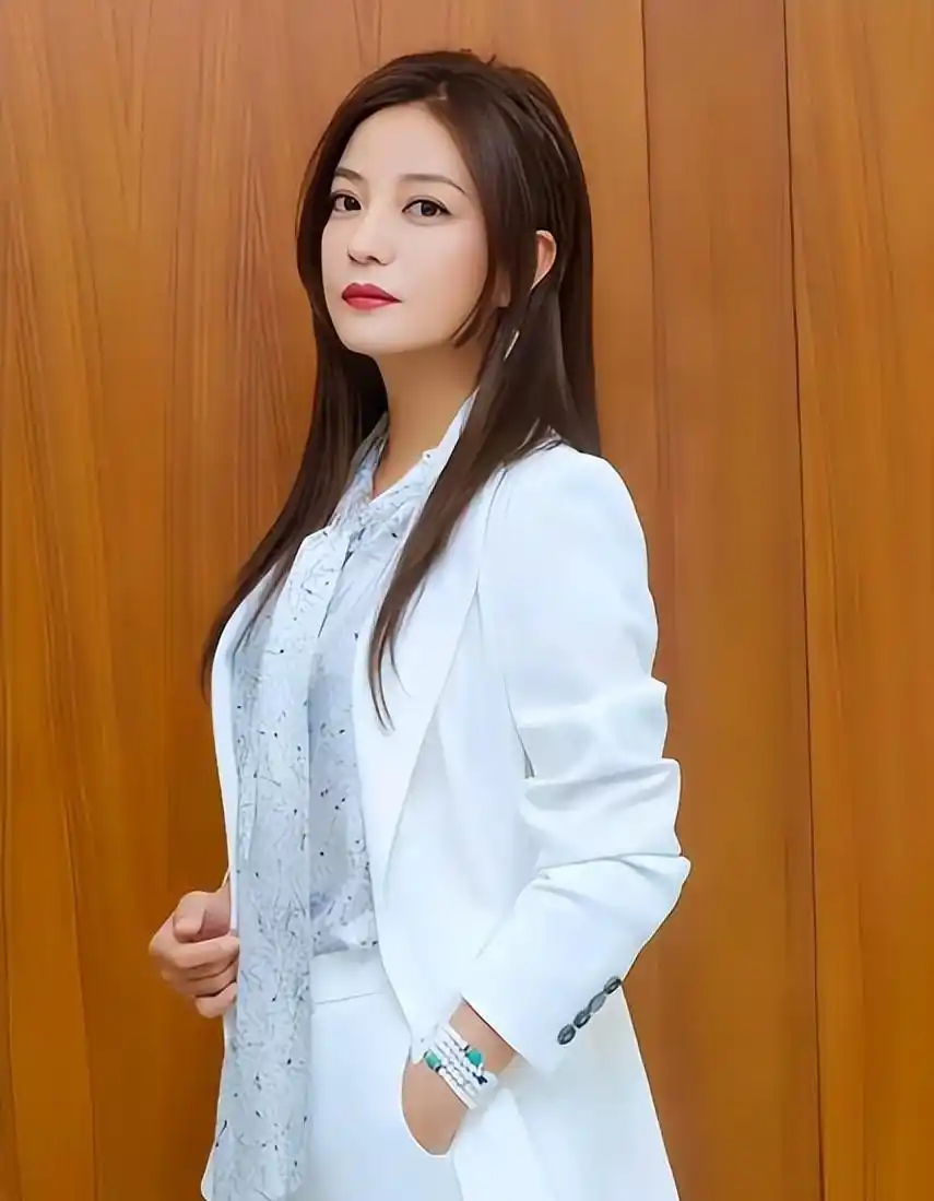 赵薇炒股赔钱_赵薇9810元限高令_赵薇资本败局复盘